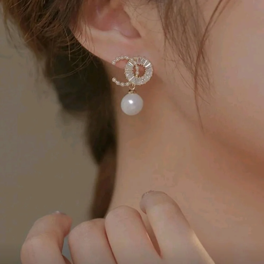 Elegant Gold and Pearl Earrings - Picture 3 of 5
